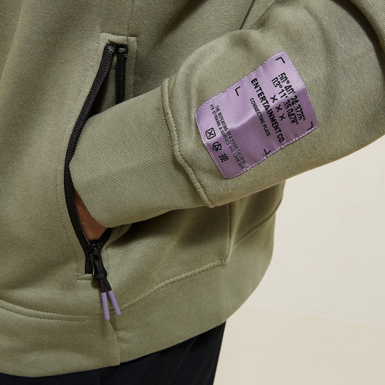 Sweat à capuche matière technique