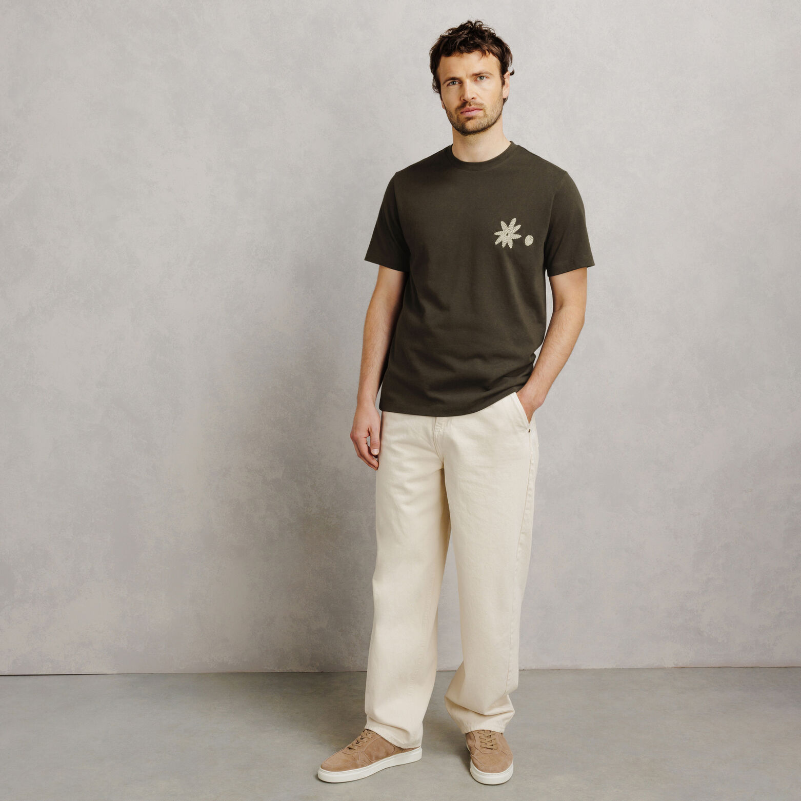 Tee shirt col rond brod&eacute; fleur poitrine