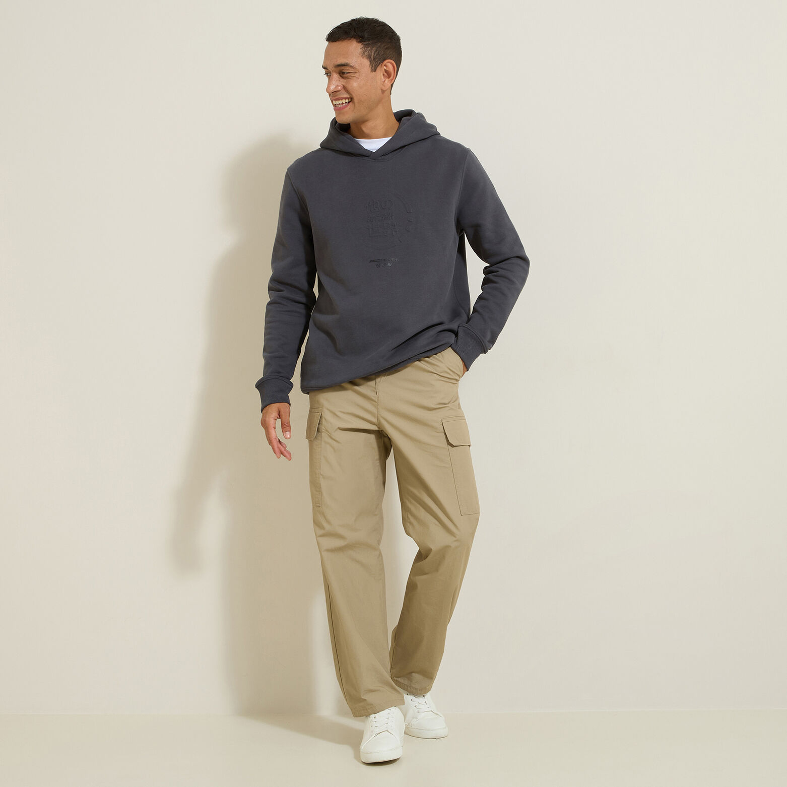 Sweat à capuche animation reliefée