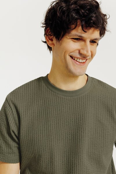 Tee shirt mati&egrave;re relief&eacute;e