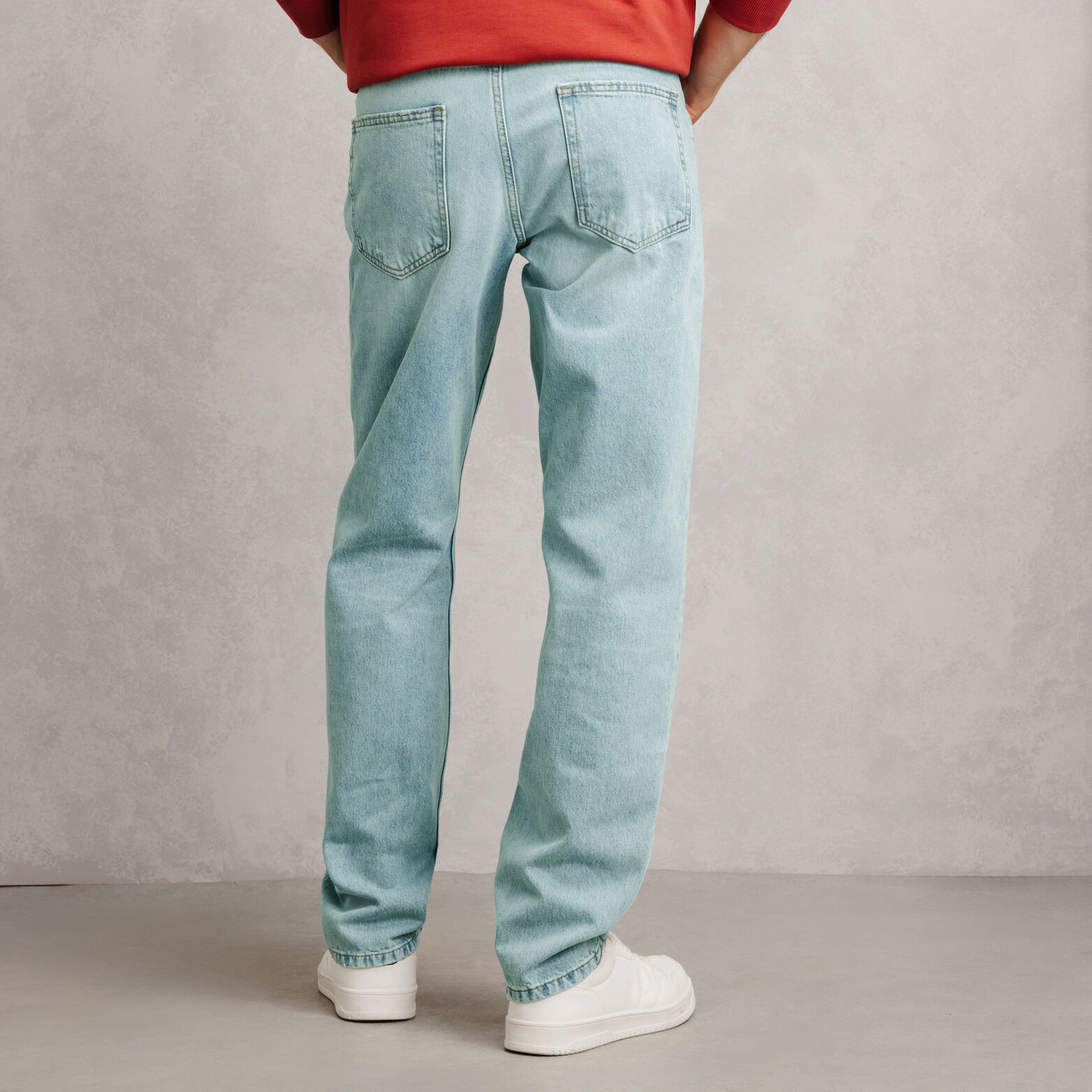 Jean loose d&eacute;lav&eacute; avec l&eacute;g&egrave;res abrasion 100% coton