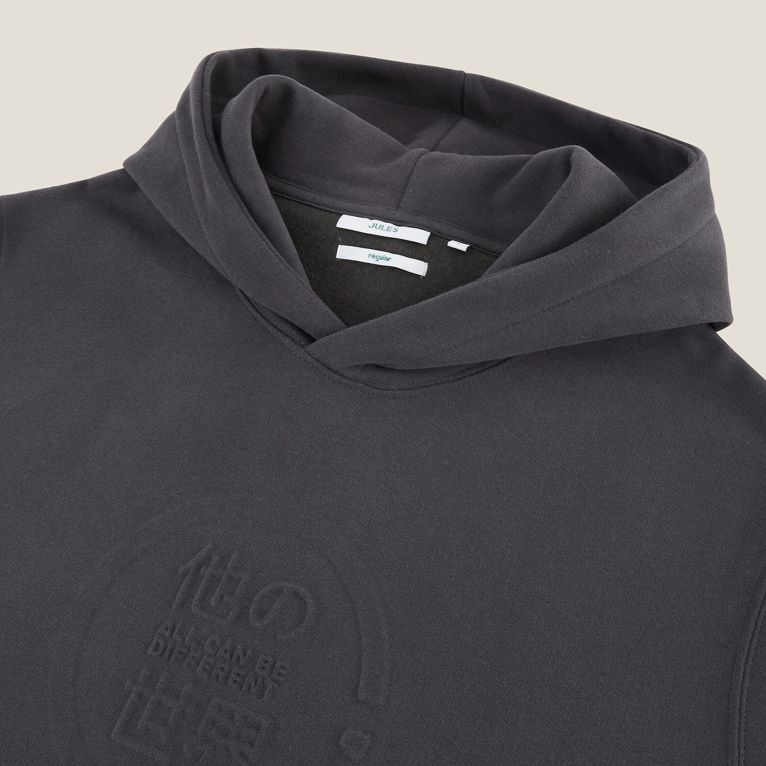 Sweat à capuche animation reliefée