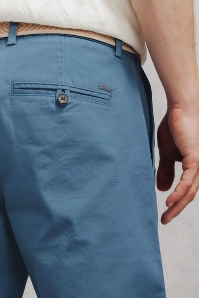 Effen slim chinobermuda met riem