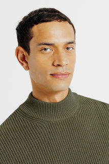 Pull col chemin&eacute;e en c&ocirc;te