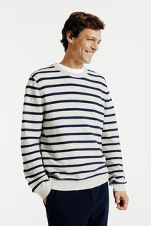 Gestreepte boucl&eacute; trui ronde hals