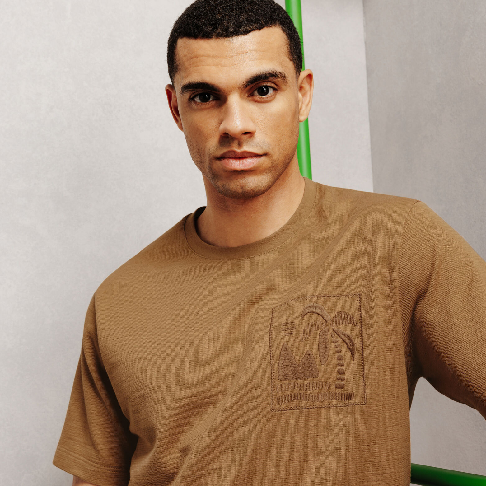 Tee shirt brod&eacute; textur&eacute;