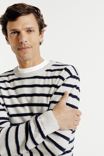 Gestreepte boucl&eacute; trui ronde hals