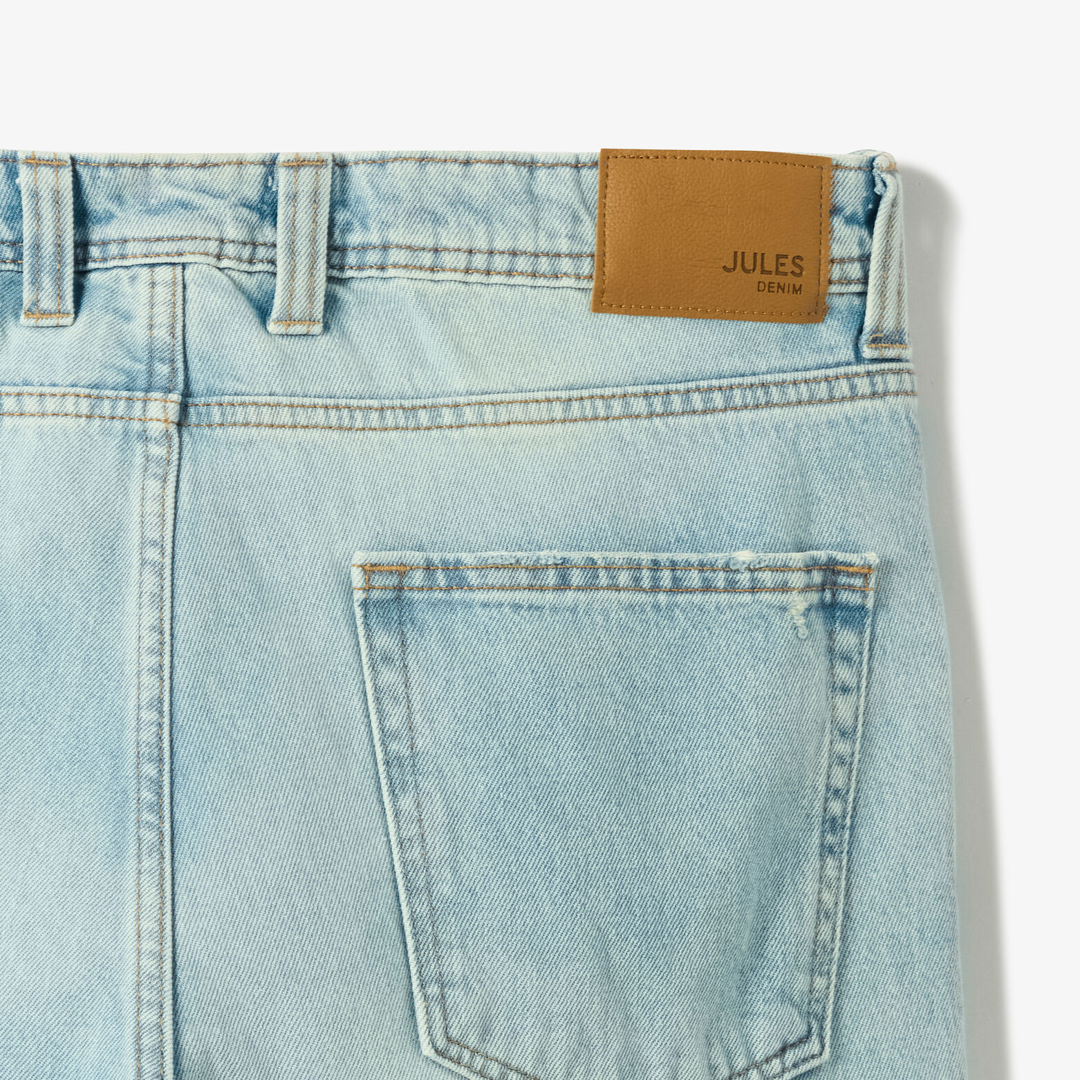 Jean loose d&eacute;lav&eacute; avec l&eacute;g&egrave;res abrasion 100% coton