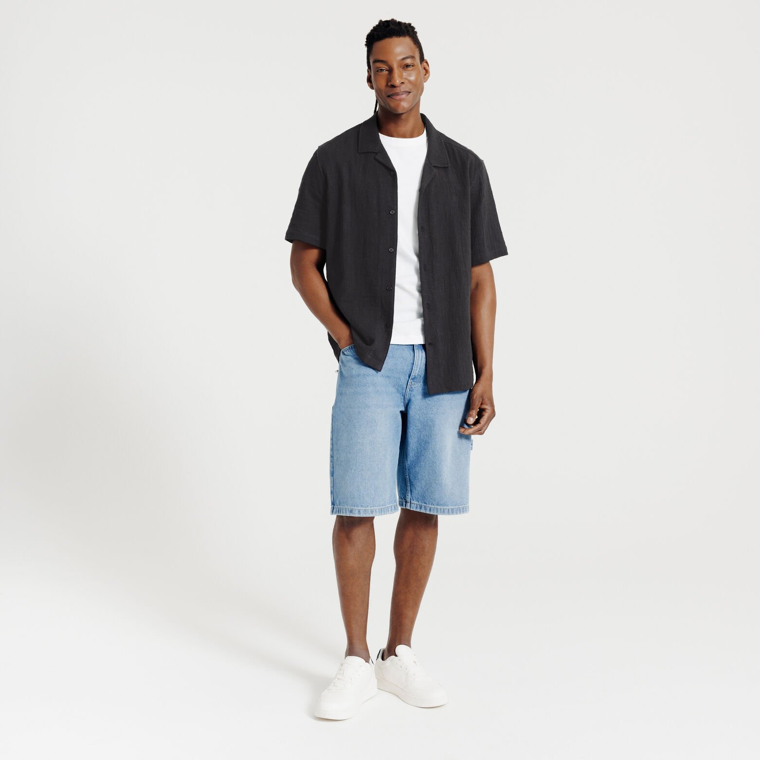 Hemdje in katoen met borduursel achteraan