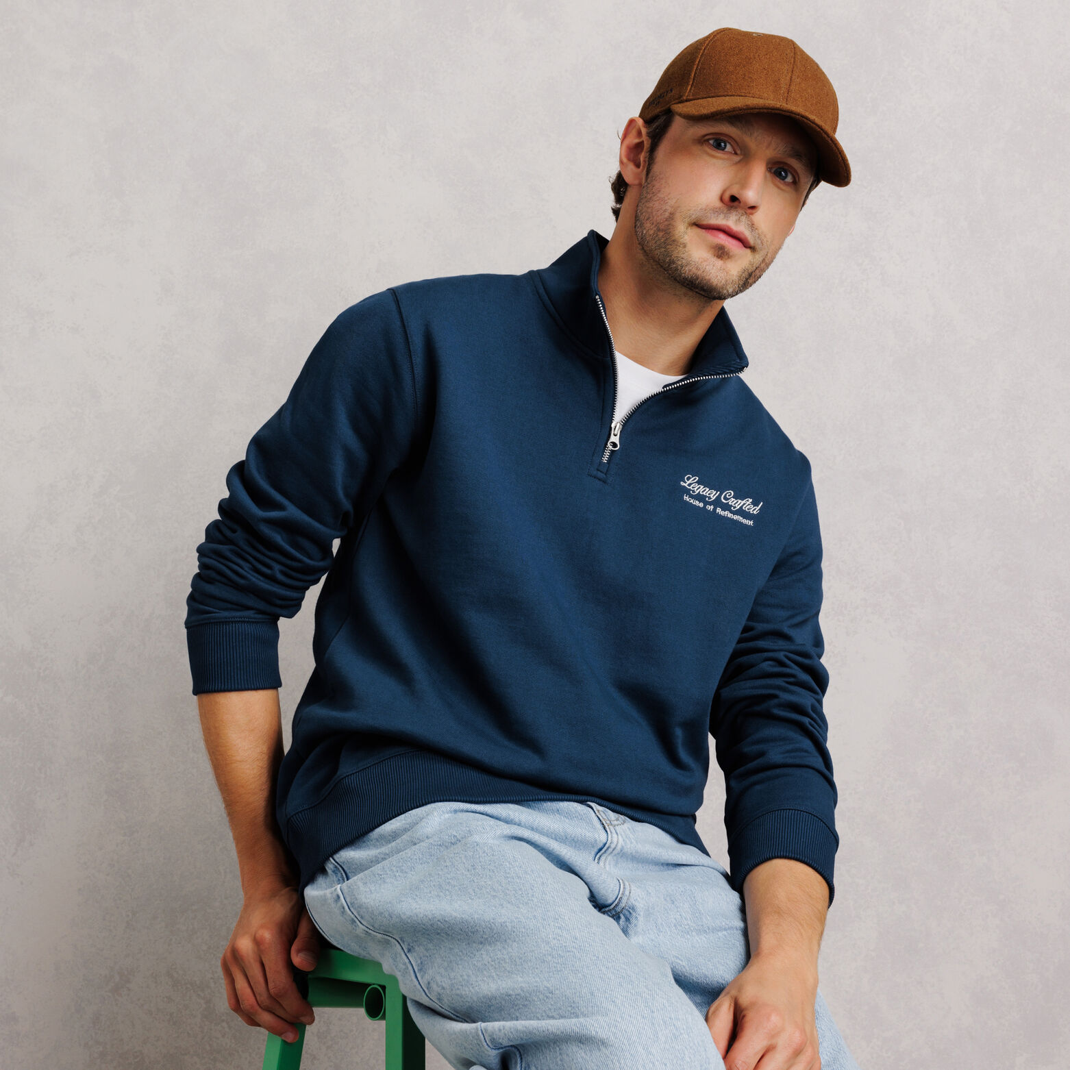 Sweater met ritskraag, geborduurd "Legacy crafted"
