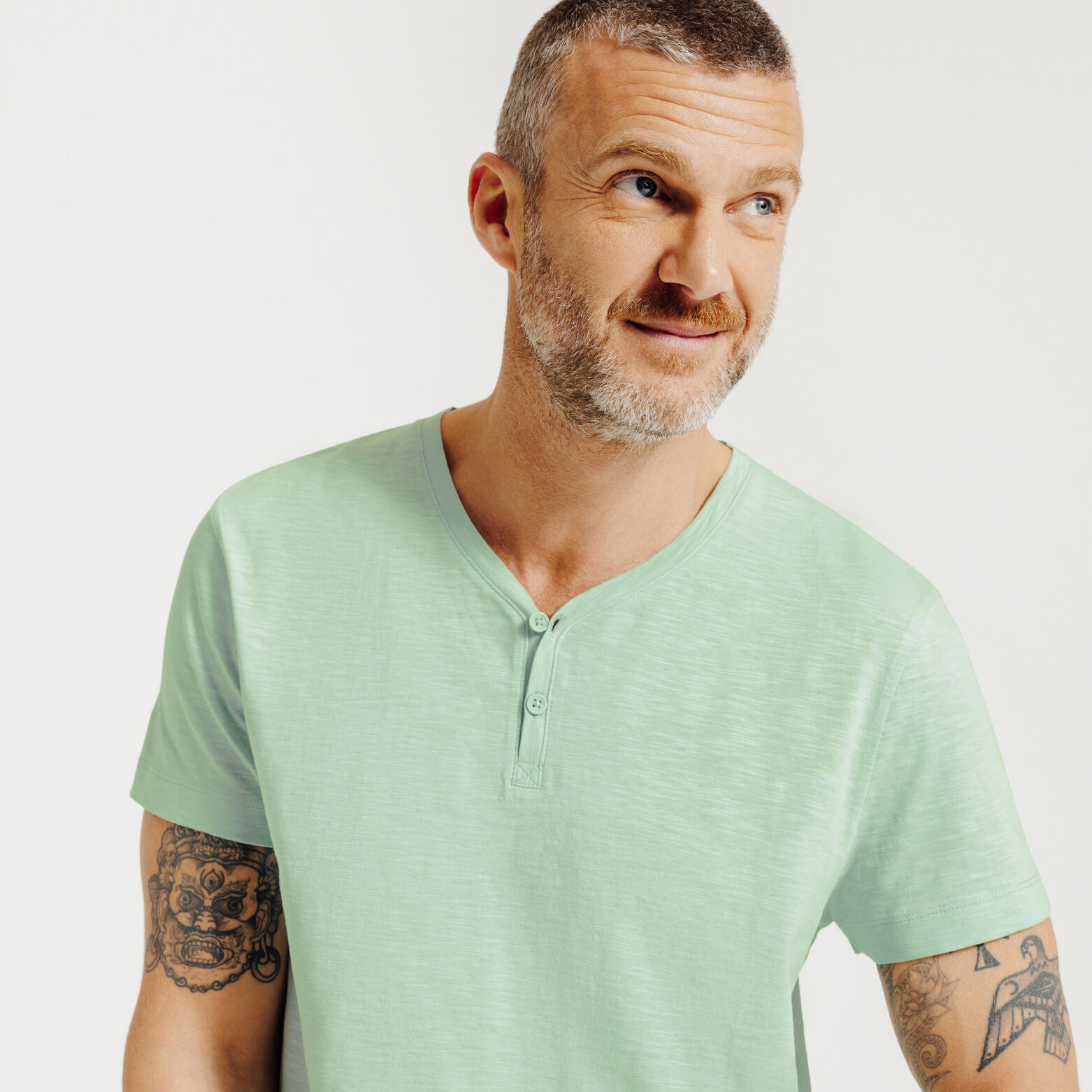 Tee shirt col tunisien en mati&egrave;re flamm&eacute;e