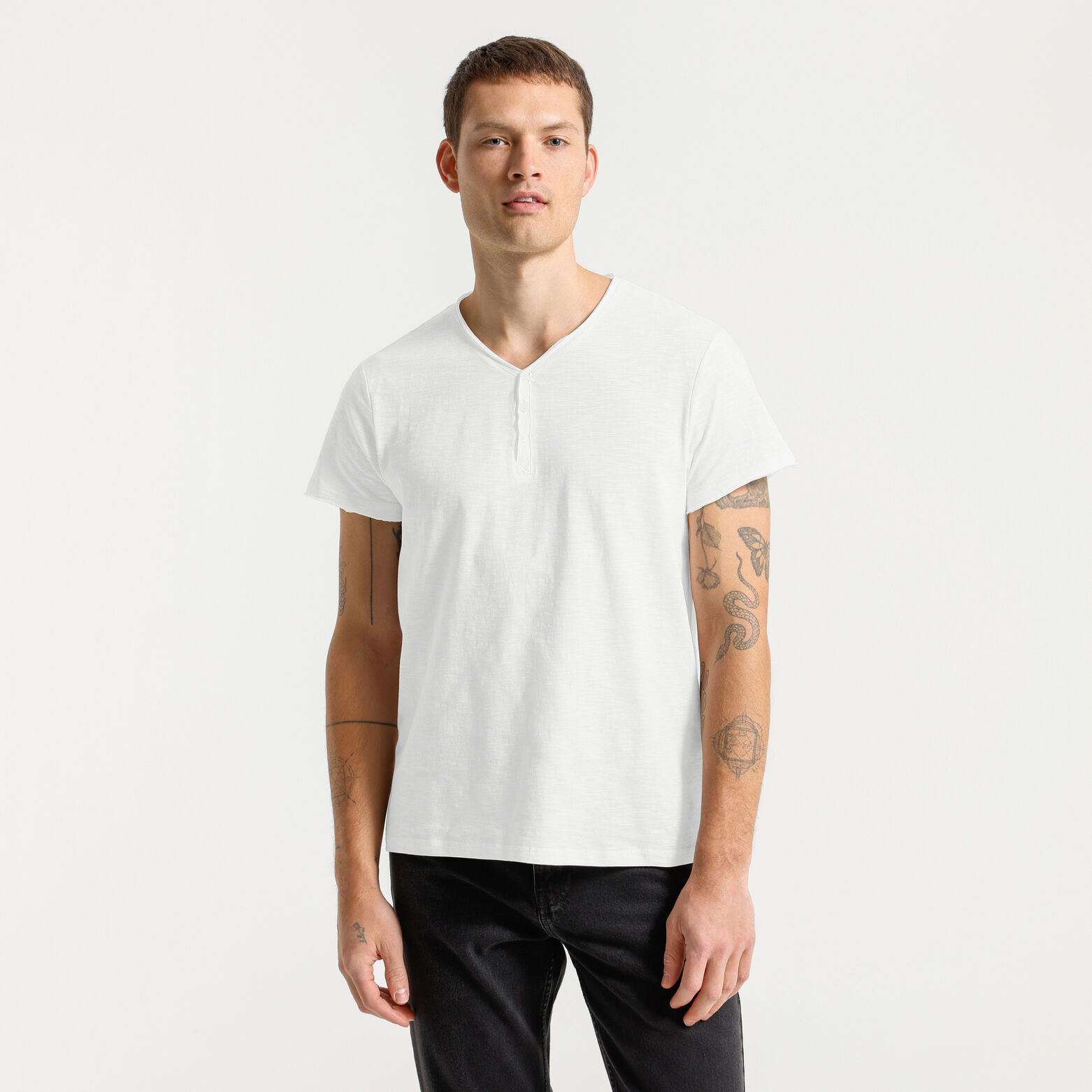 Tee shirt col tunisien mati&egrave;re flamm&eacute;e