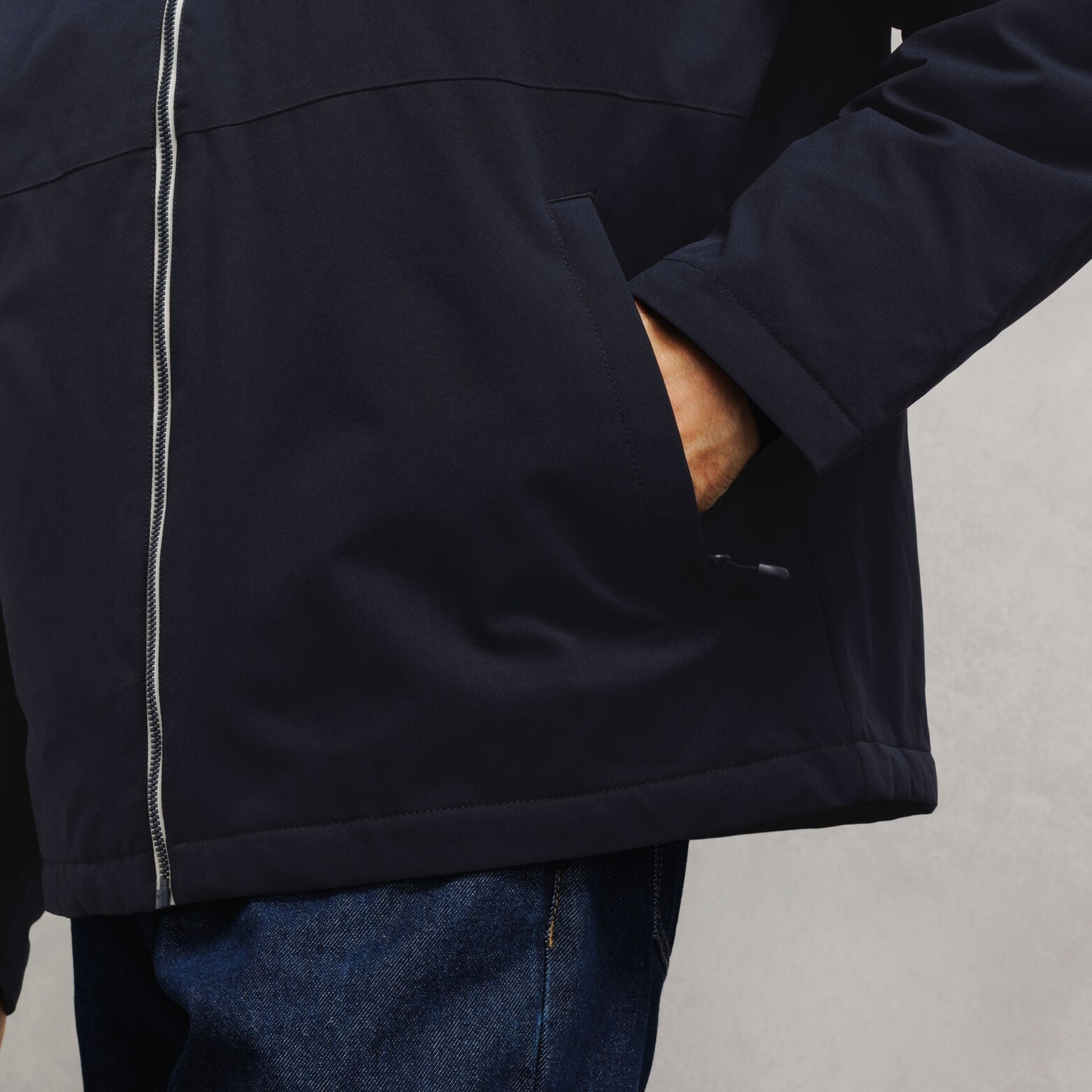 Blouson &agrave; capuche zipp&eacute;