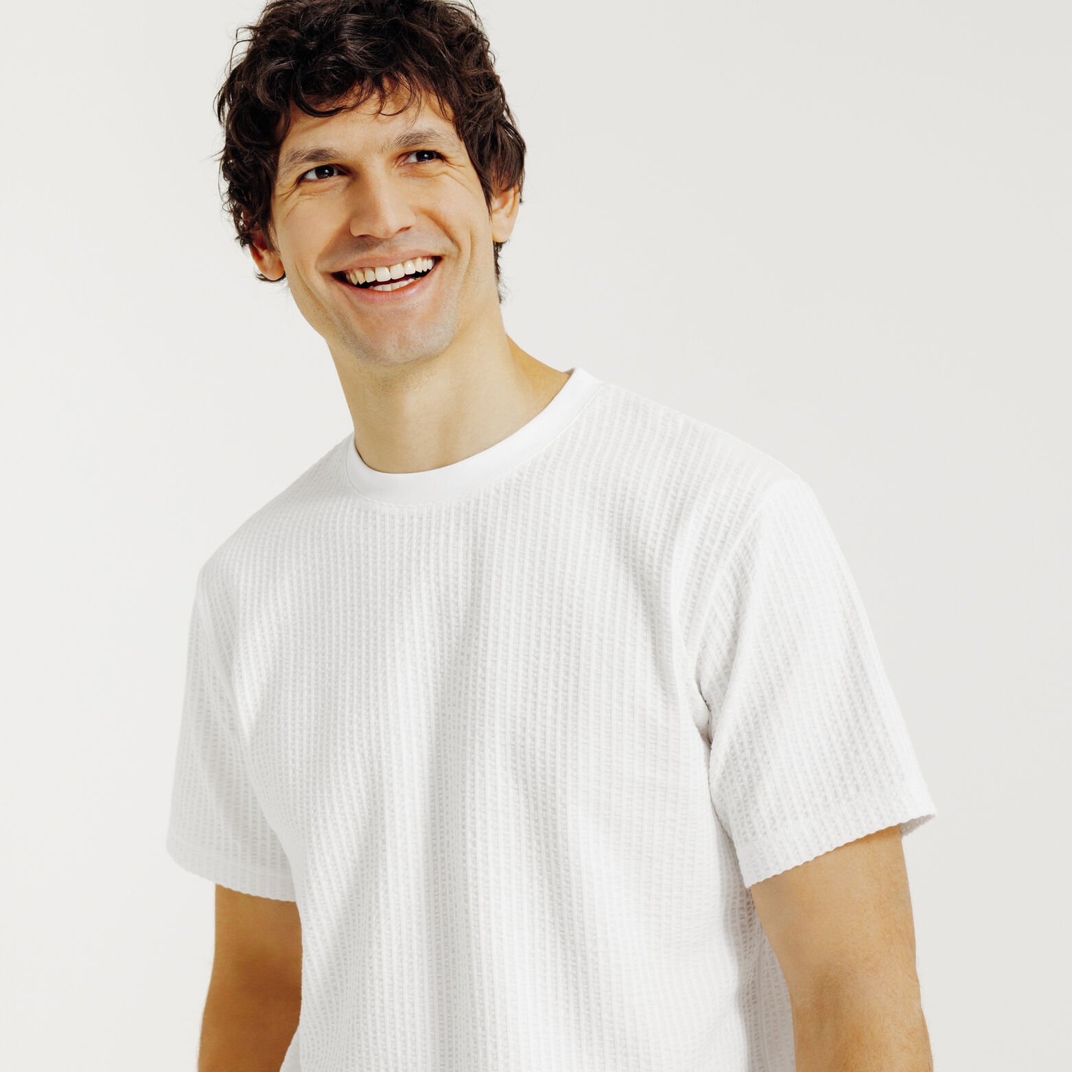 Tee shirt mati&egrave;re relief&eacute;e