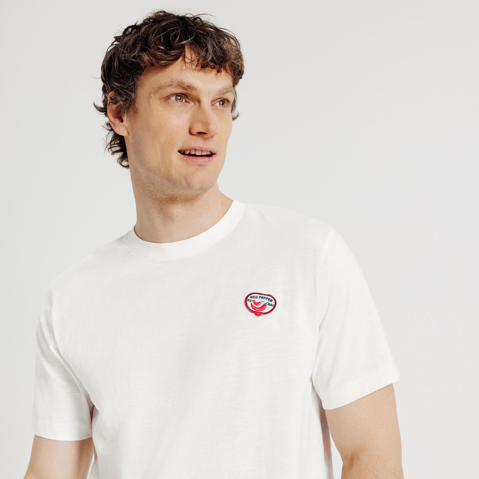 T-shirt in gevlamde stof met borduursel op de bors