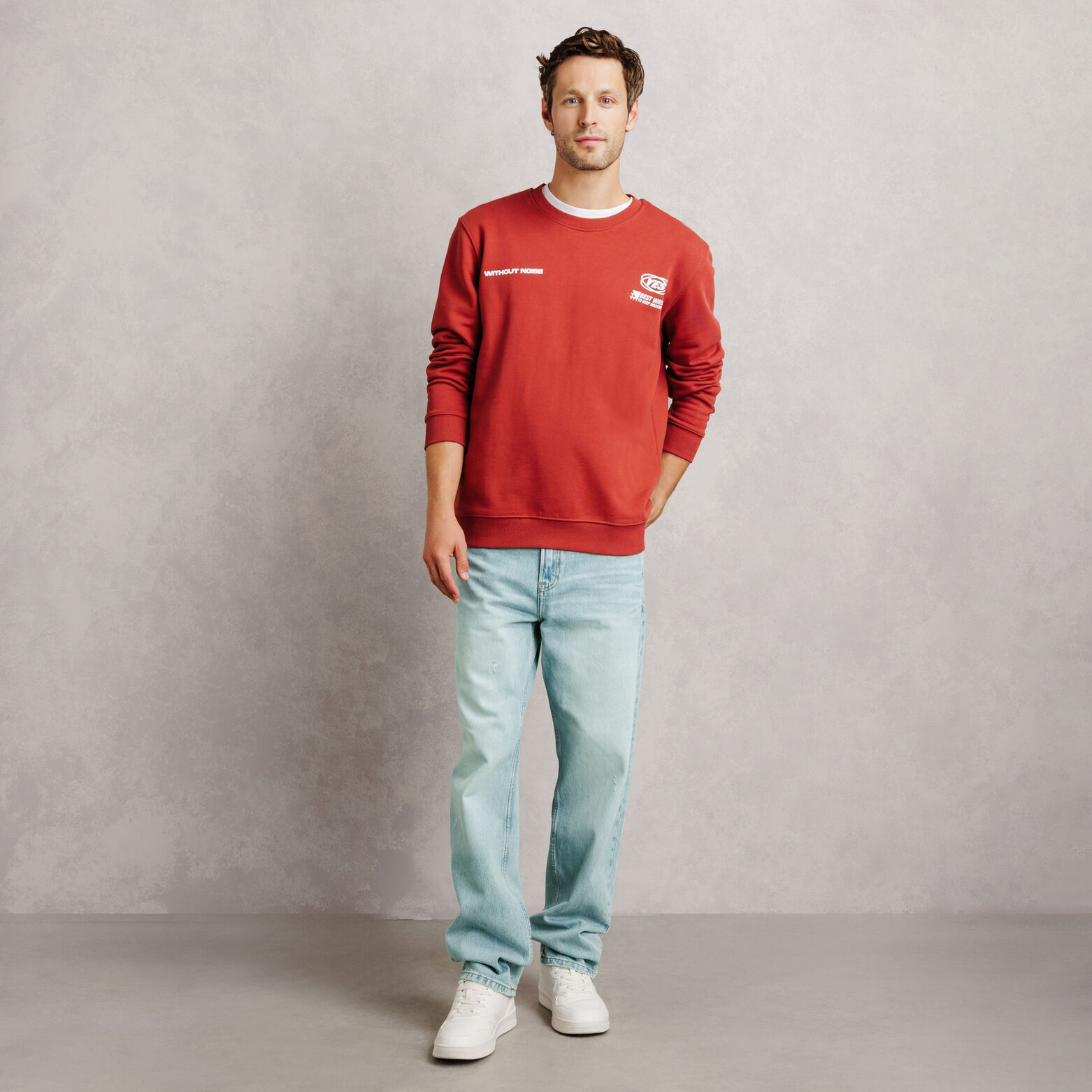 Jean loose d&eacute;lav&eacute; avec l&eacute;g&egrave;res abrasion 100% coton