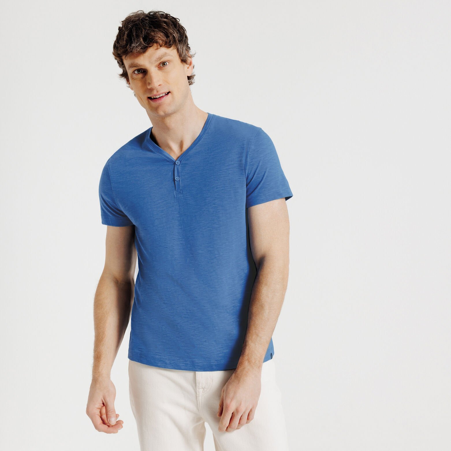 Tee shirt col tunisien en mati&egrave;re flamm&eacute;e