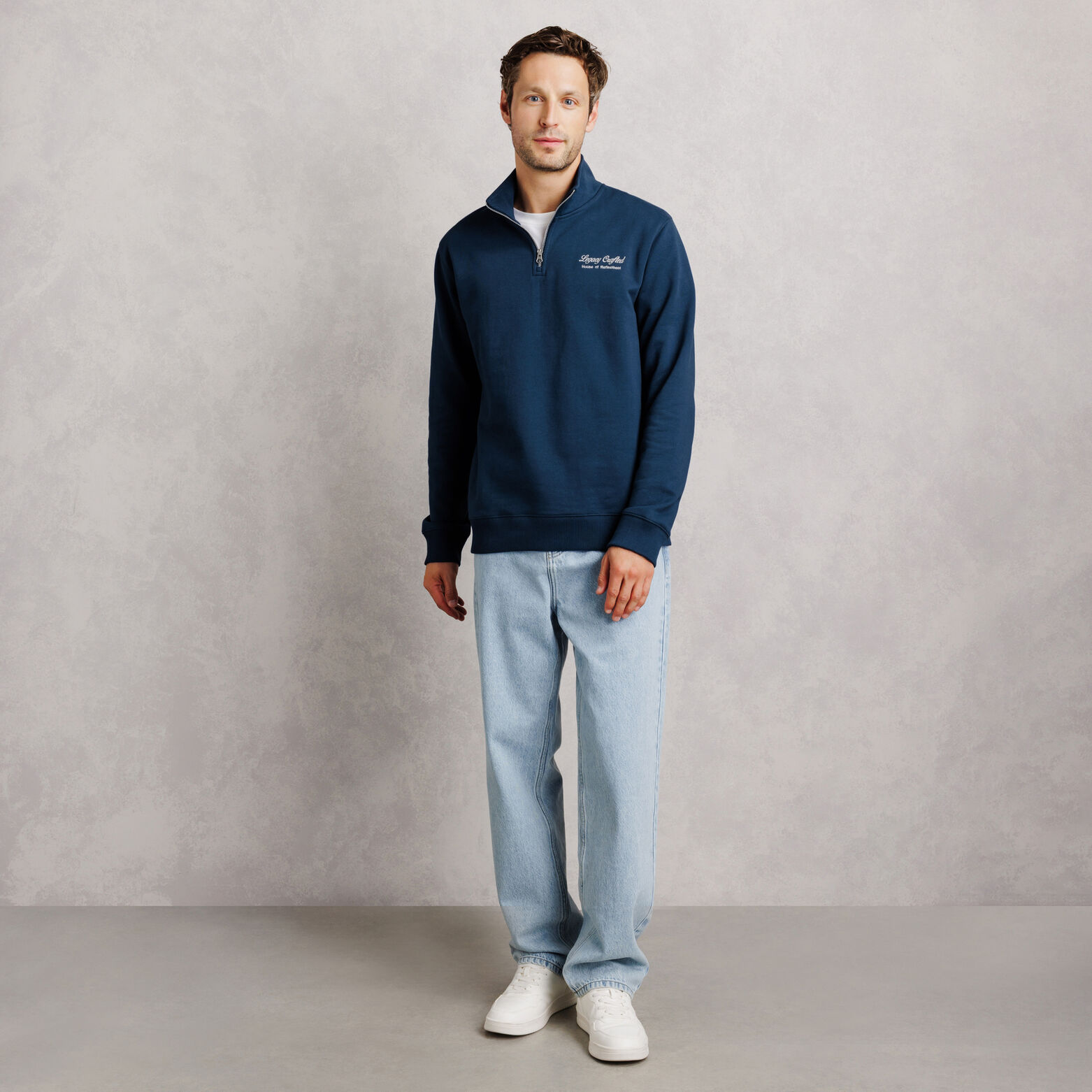 Sweater met ritskraag, geborduurd "Legacy crafted"