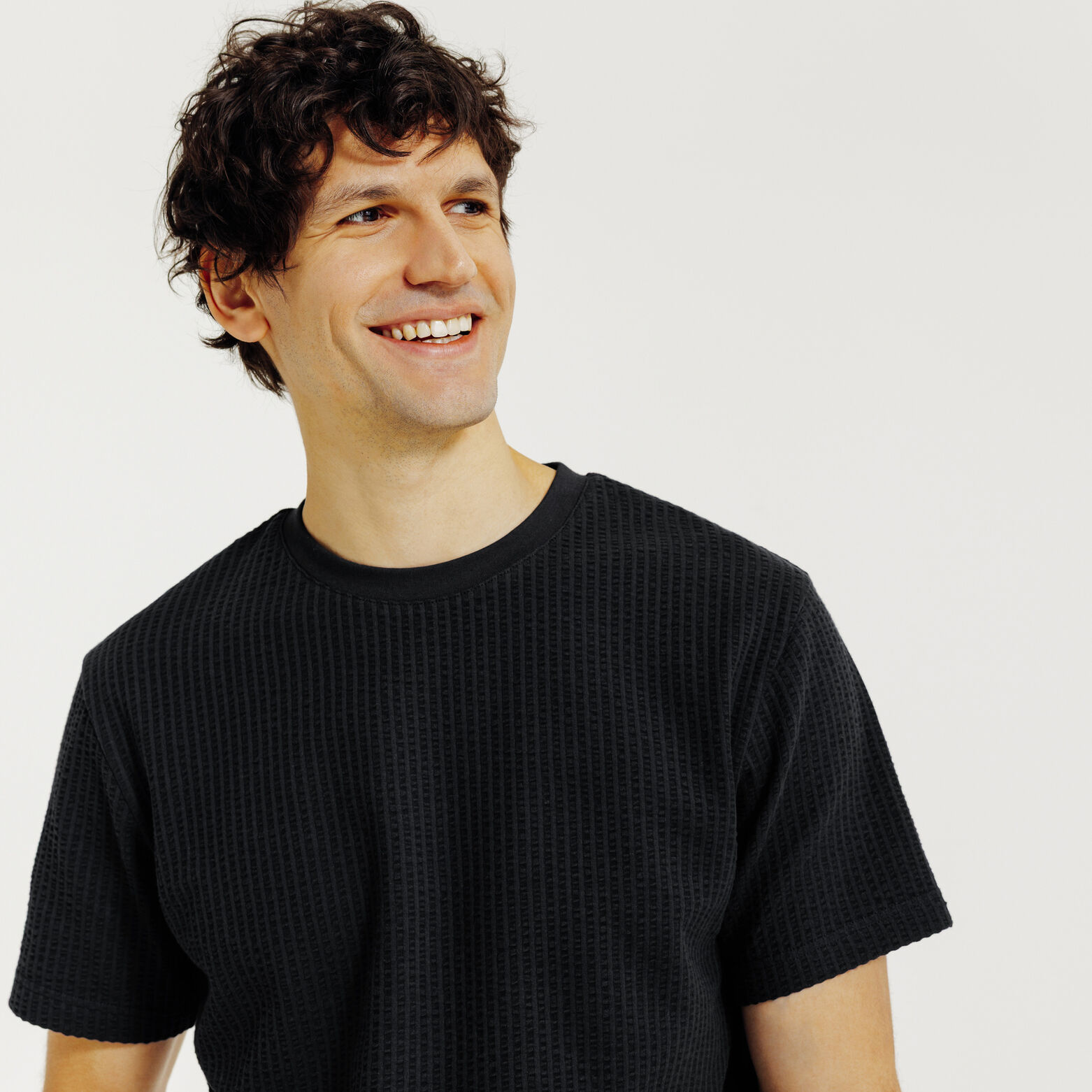 Tee shirt mati&egrave;re relief&eacute;e