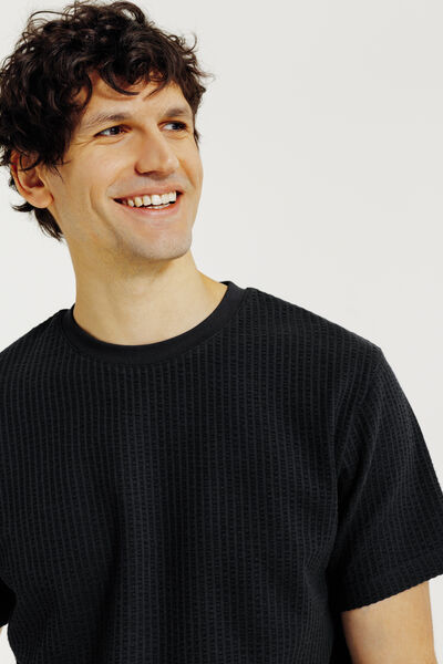 Tee shirt mati&egrave;re relief&eacute;e