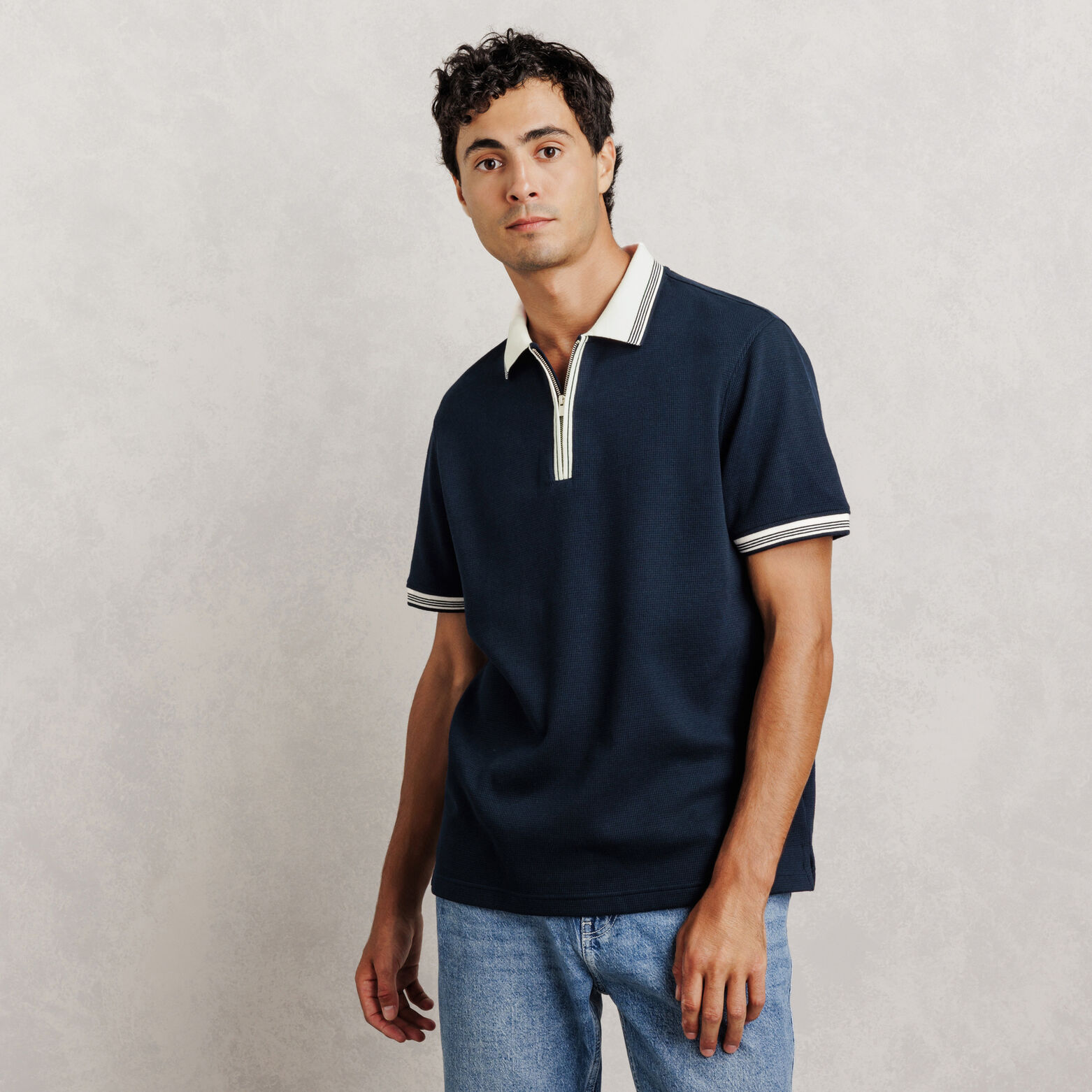 Polo manches courtes col zipp&eacute; gaufr&eacute;