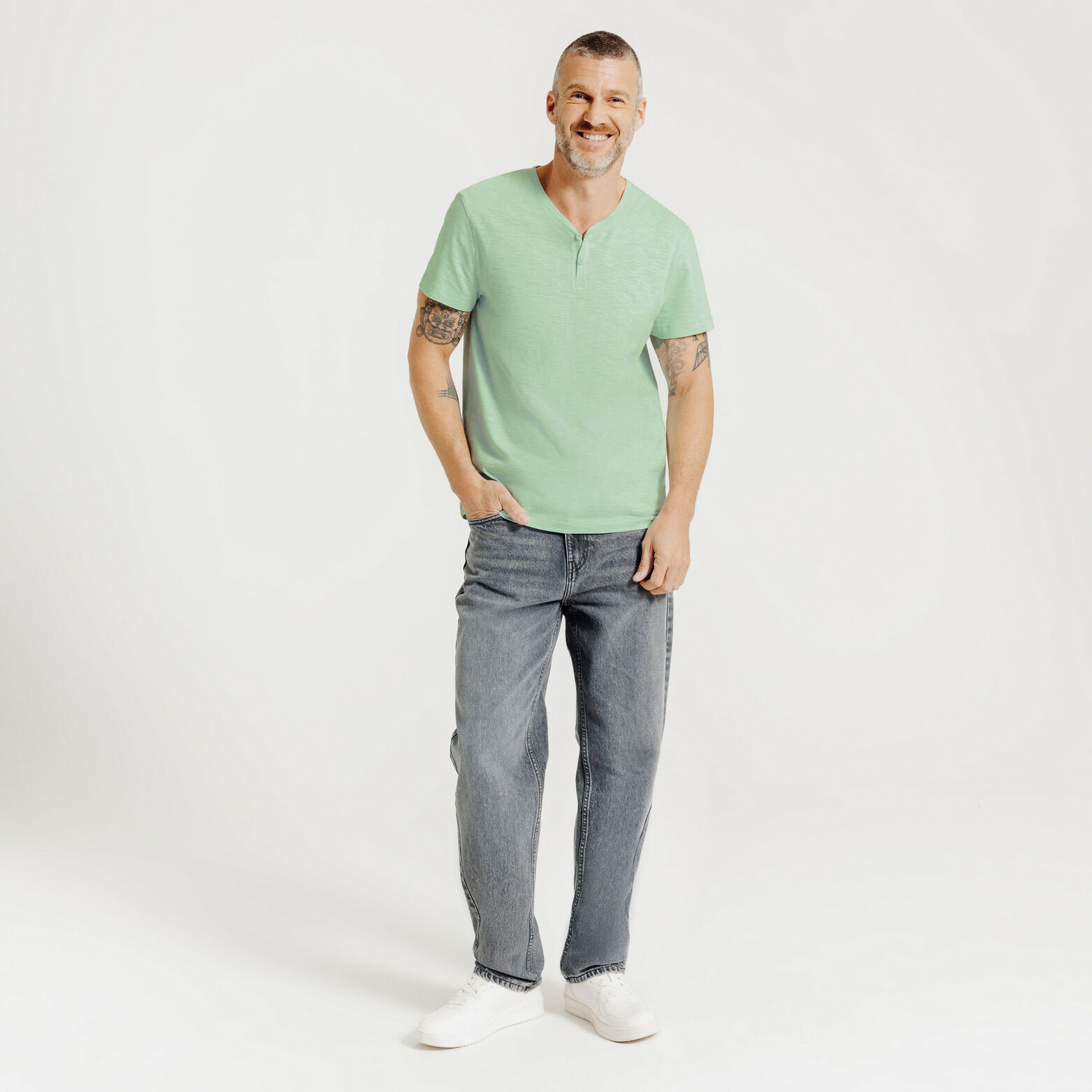 Tee shirt col tunisien en mati&egrave;re flamm&eacute;e