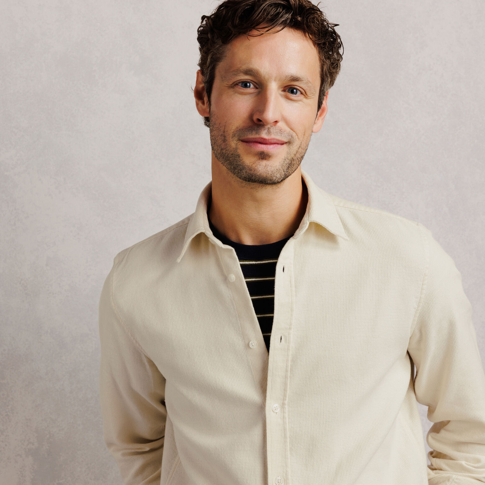 Chemise 100% coton armur&eacute;e unie