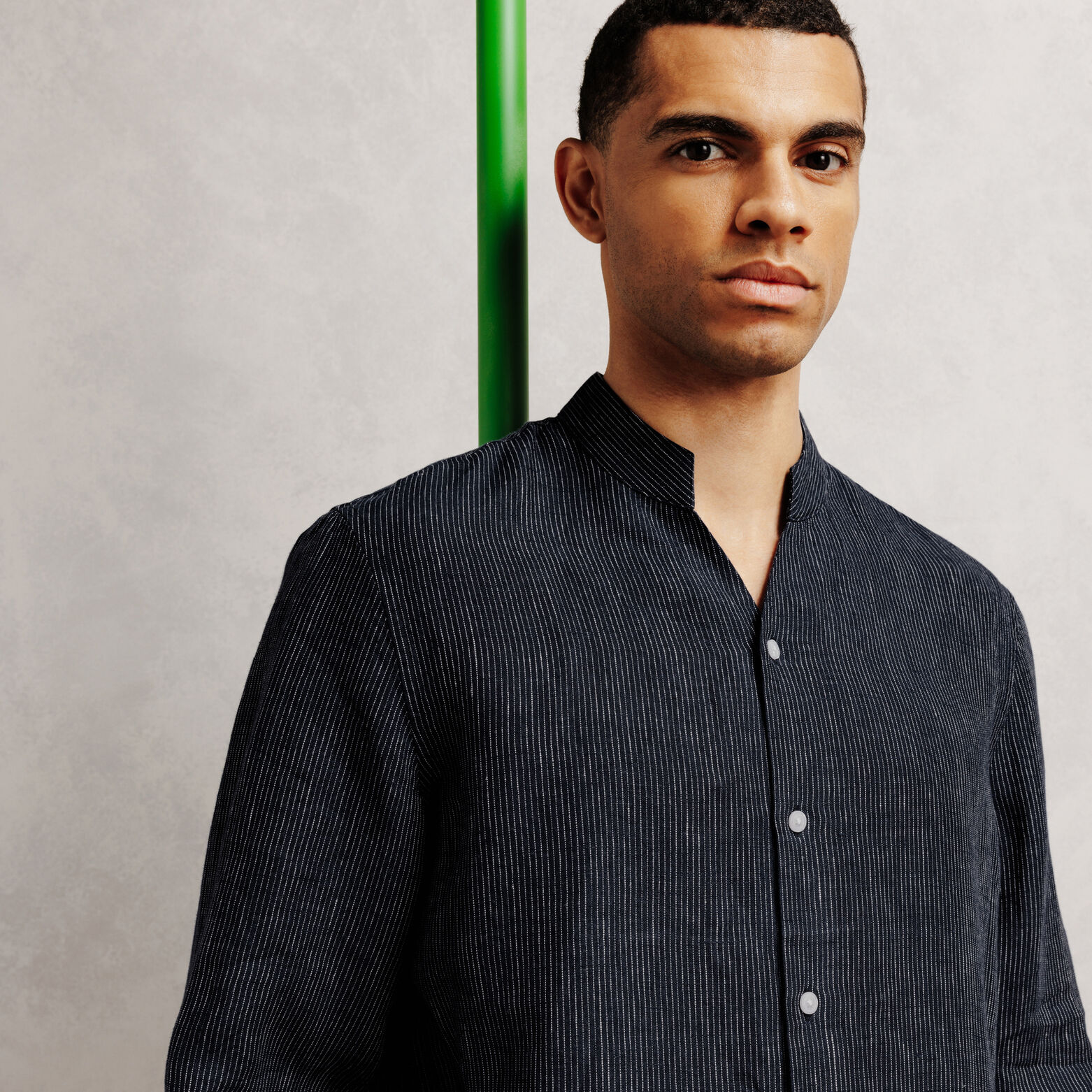 Chemise regular en lin ray&eacute;e col mao