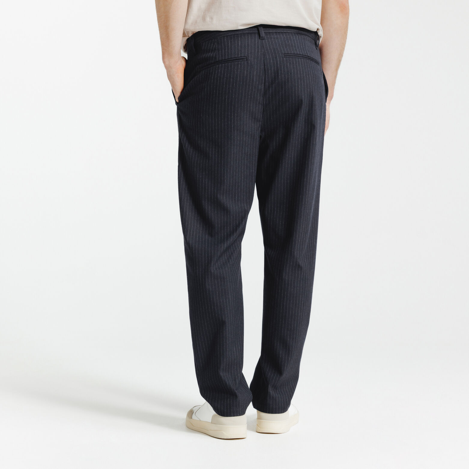 Pantalon chino tapered ray&eacute;