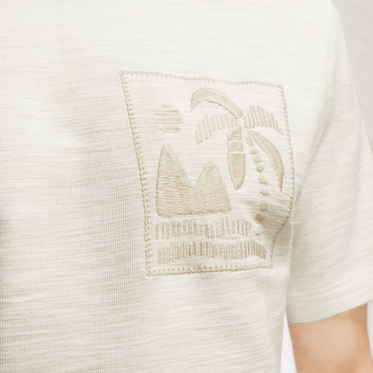 Tee shirt brod&eacute; textur&eacute;