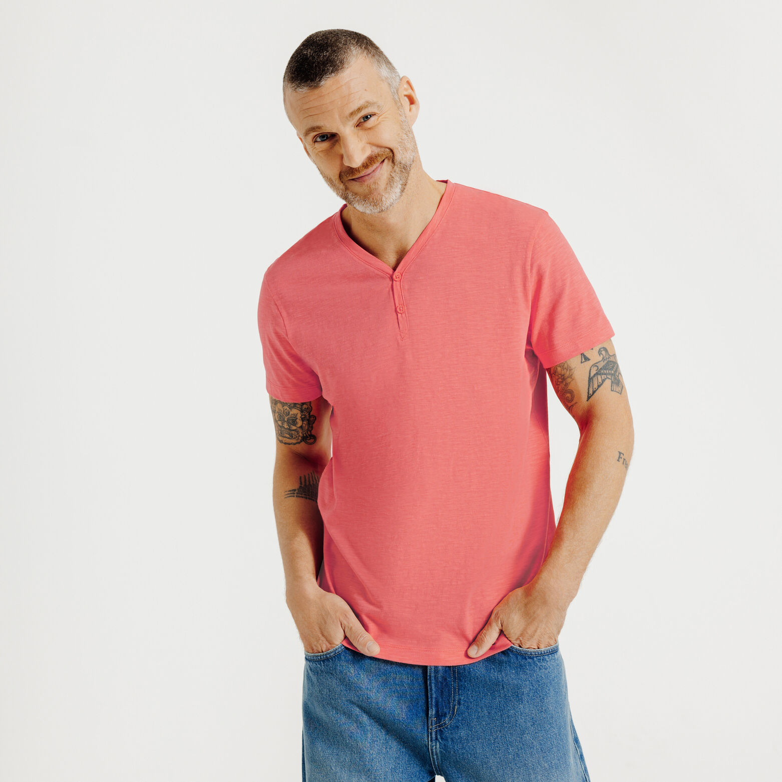 Tee shirt col tunisien en mati&egrave;re flamm&eacute;e