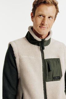 Veste sans manche en sherpa contrast&eacute;e