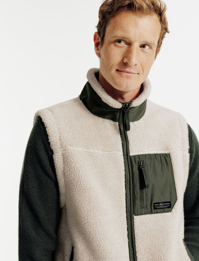 Veste sans manche en sherpa contrast&eacute;e