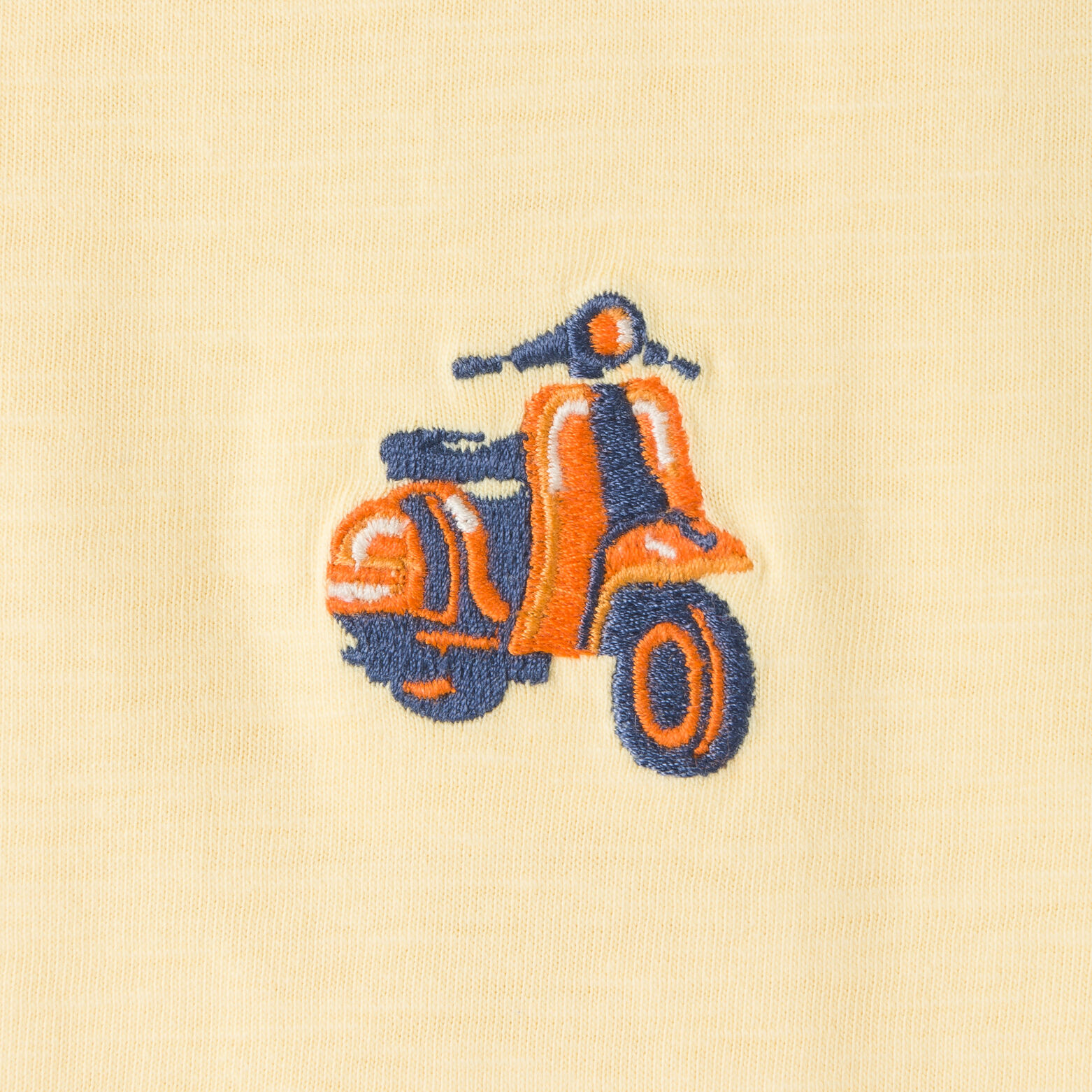 T-shirt in gevlamde stof met borduursel op de bors