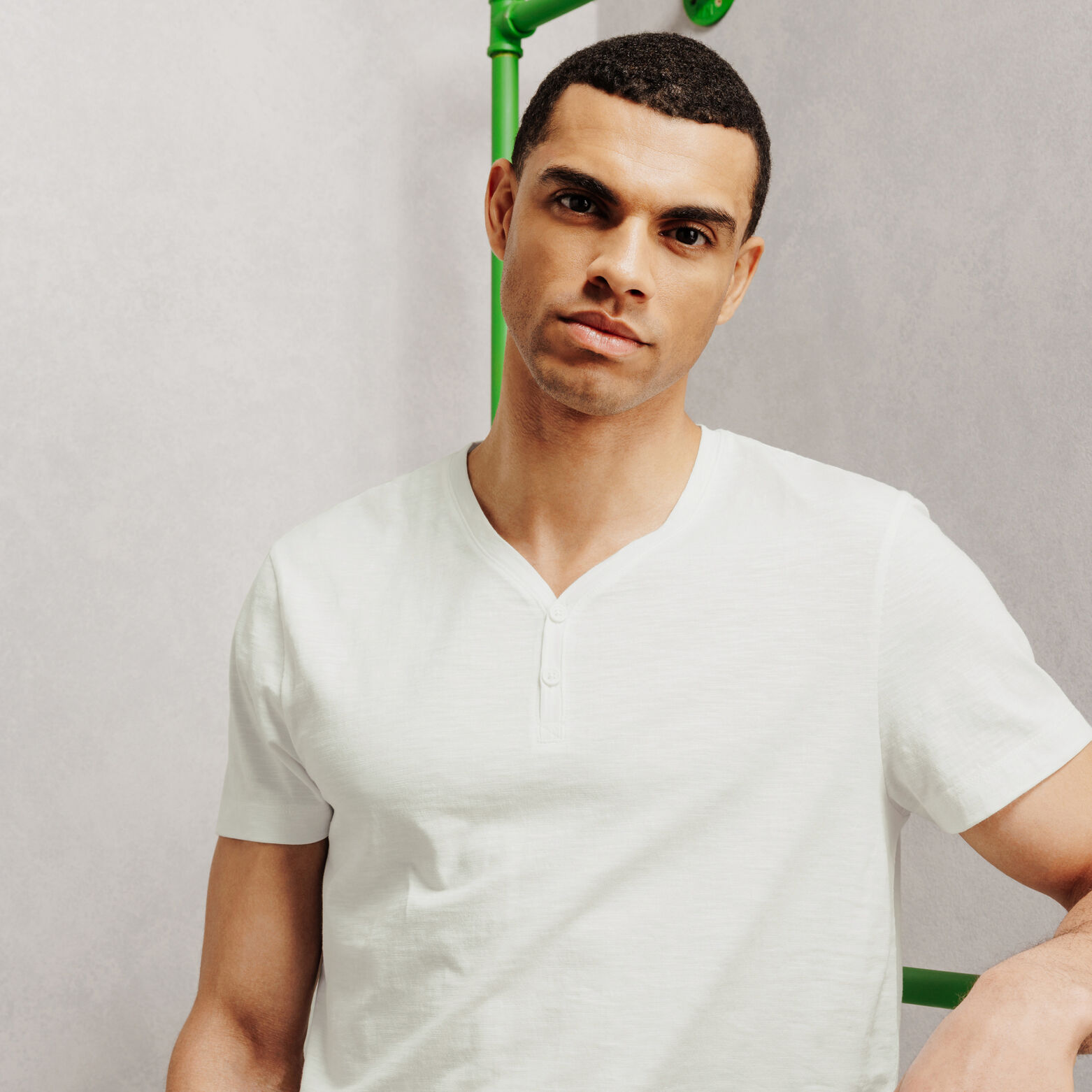 Tee shirt col tunisien mati&egrave;re flamm&eacute;e