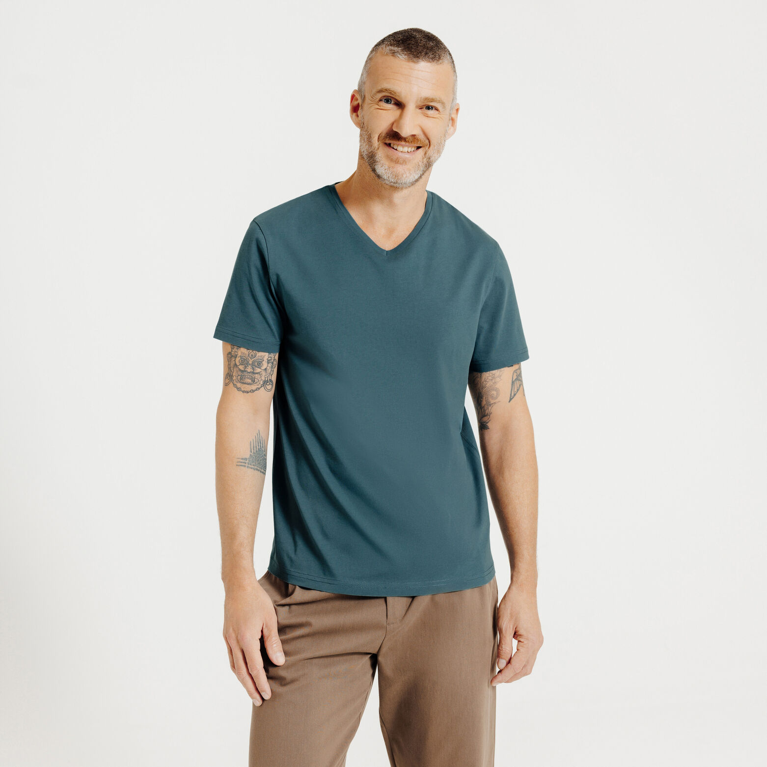 Basic T-shirt met V-hals in biokatoen 