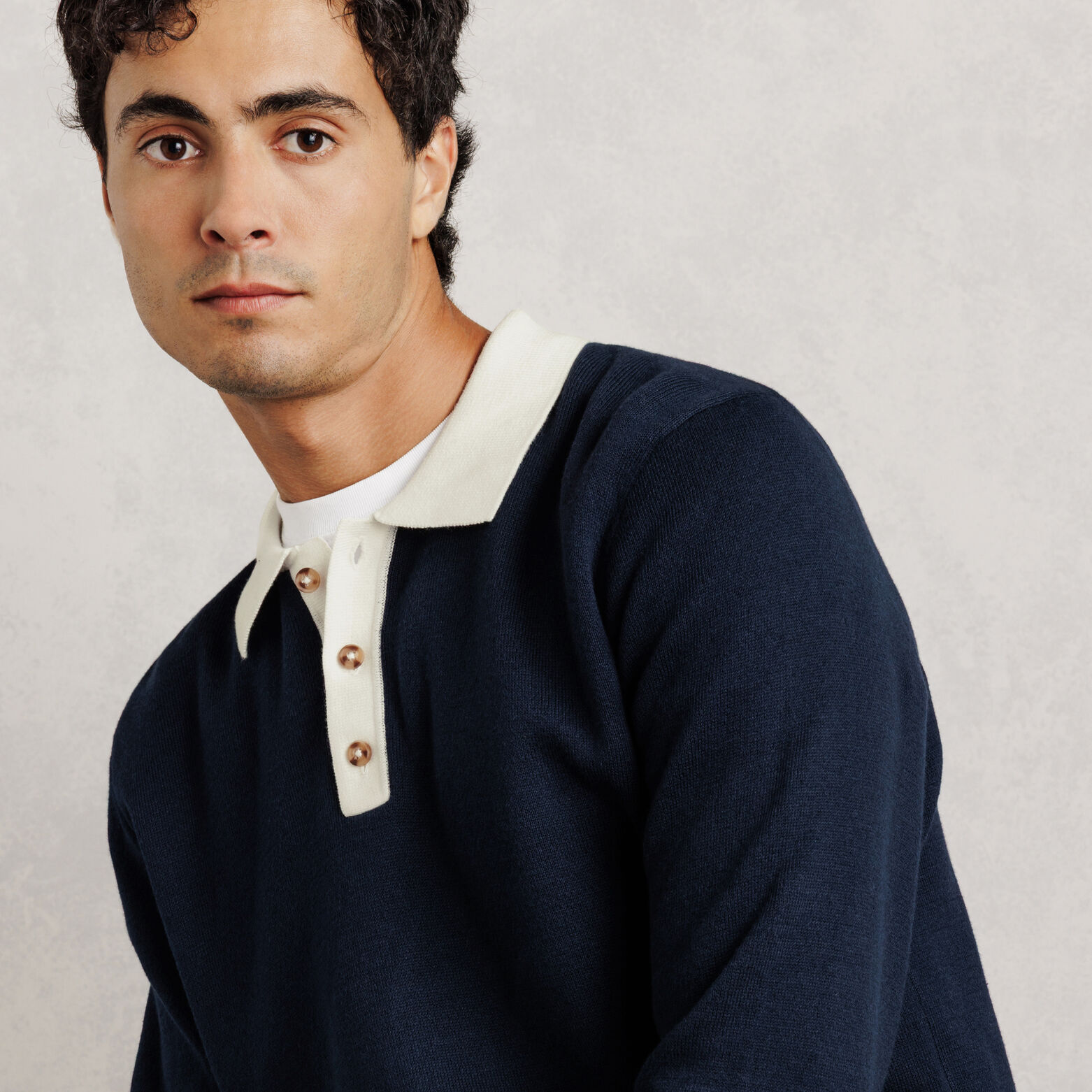 Polo en maille contrast&eacute; uni