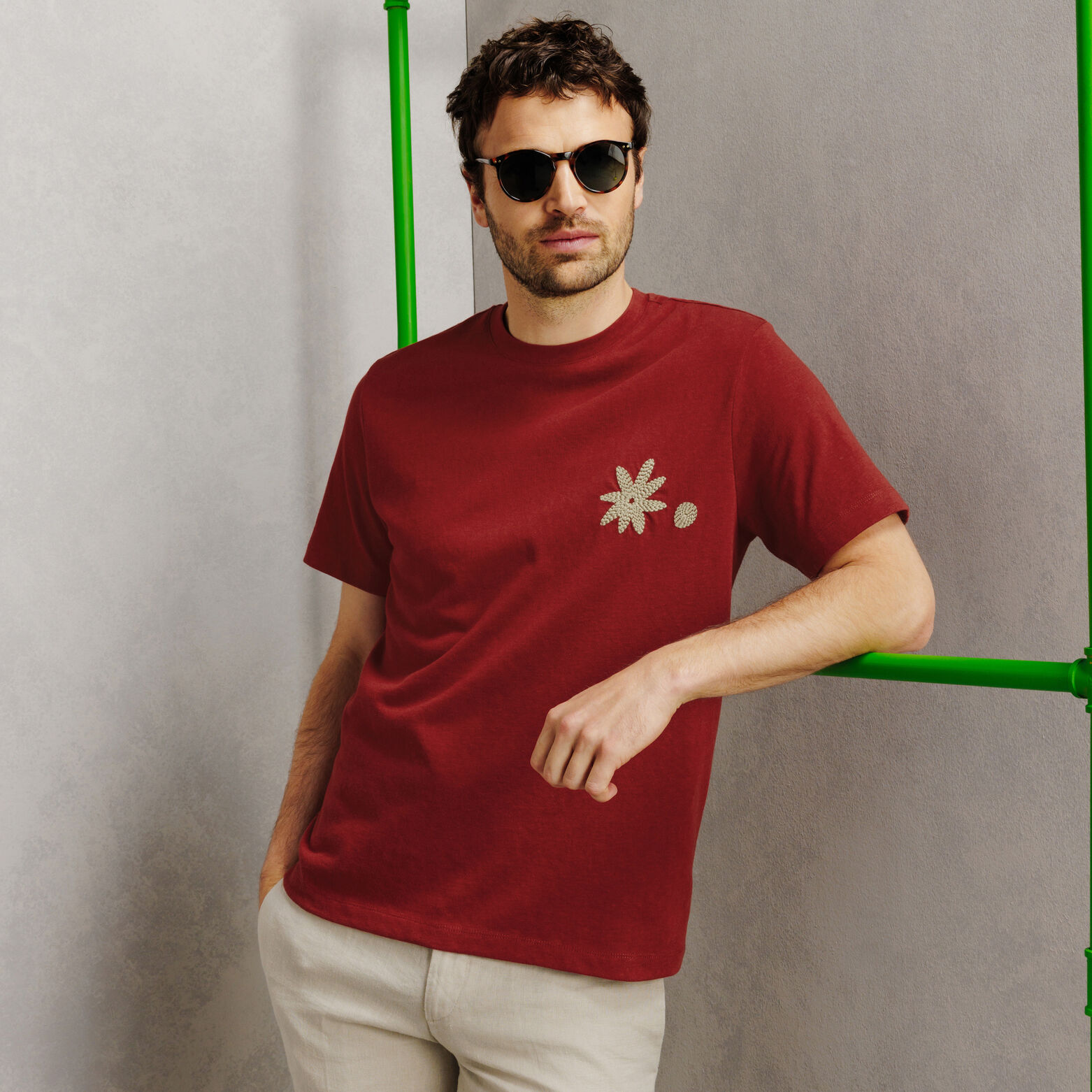 Tee shirt col rond brod&eacute; fleur poitrine