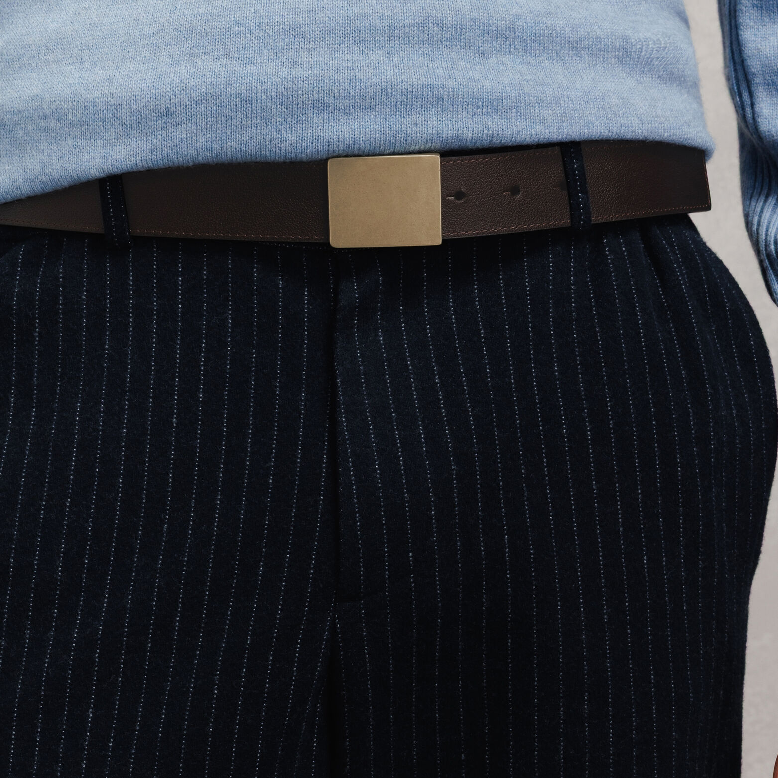 Lederen riem met goudkleurige plaat