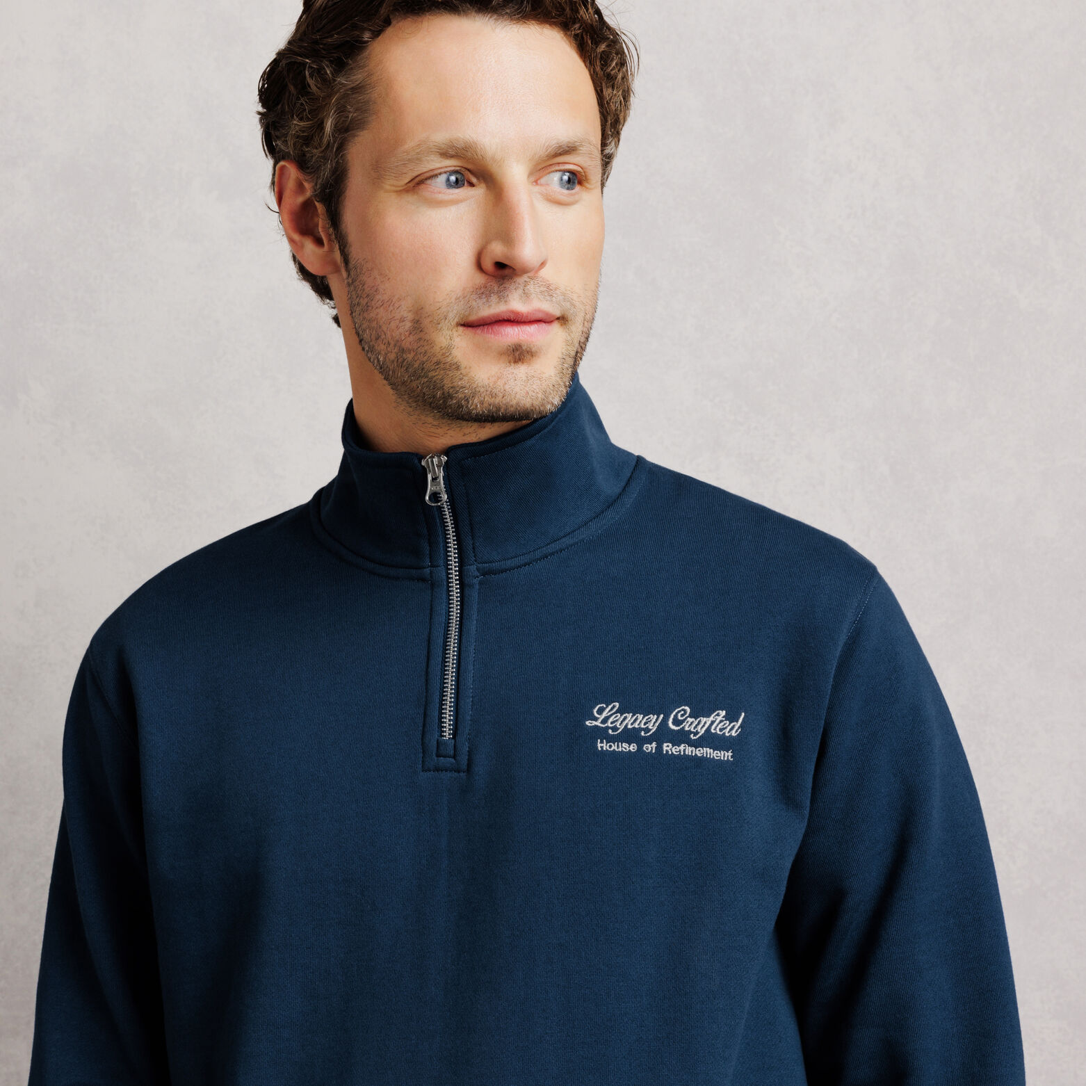 Sweater met ritskraag, geborduurd "Legacy crafted"
