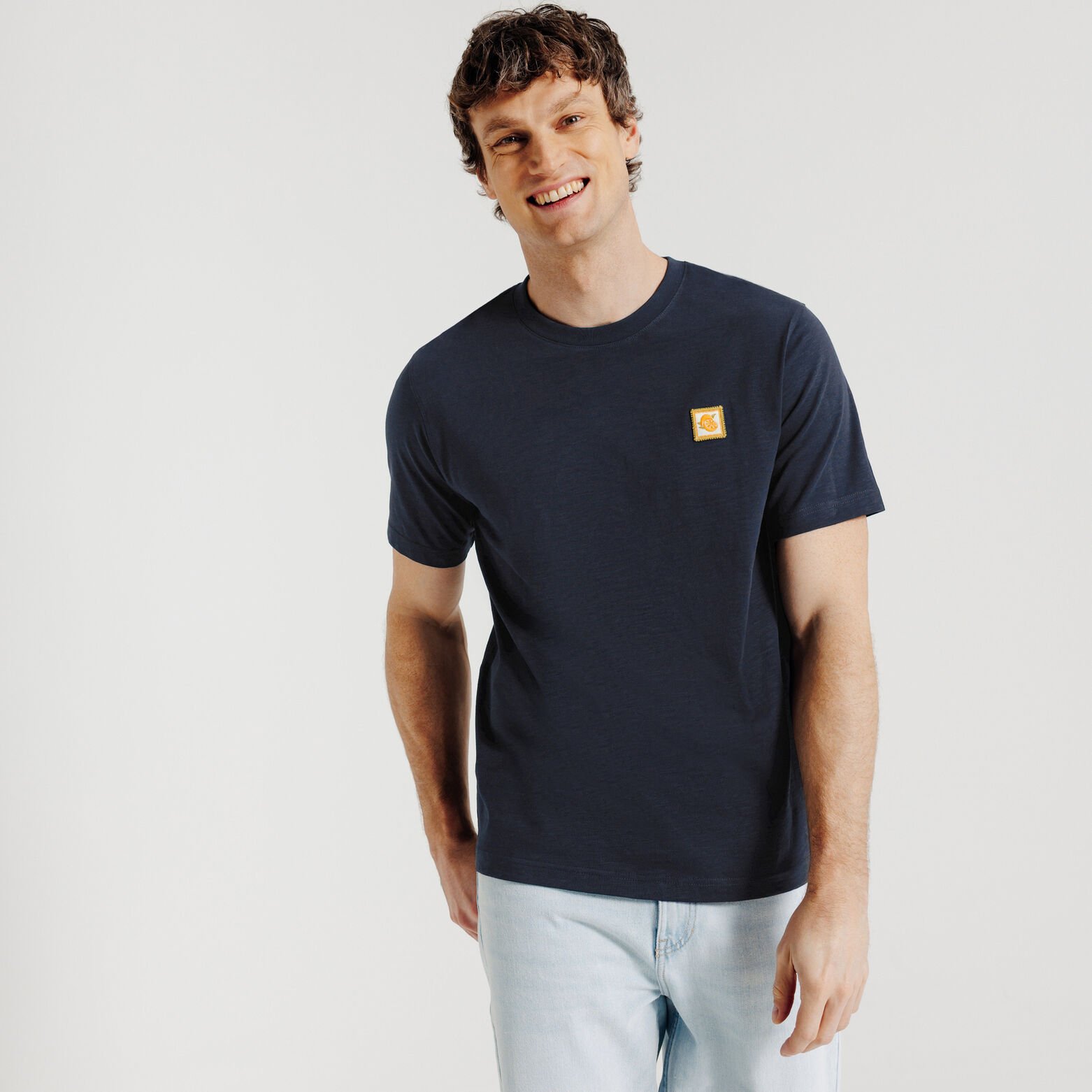 T-shirt in gevlamde stof met borduursel op de bors