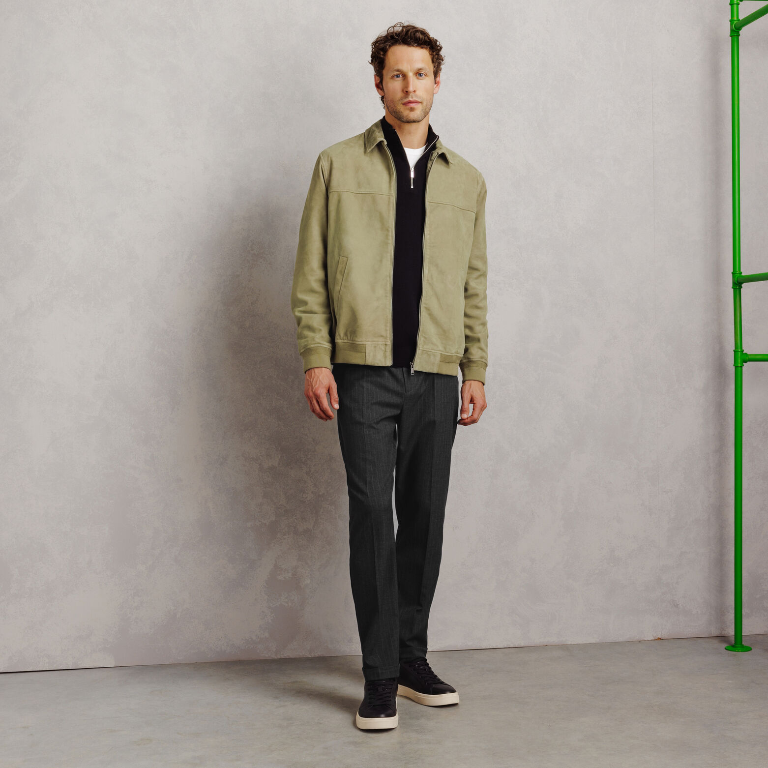 Pantalon chino tapered ray&eacute;