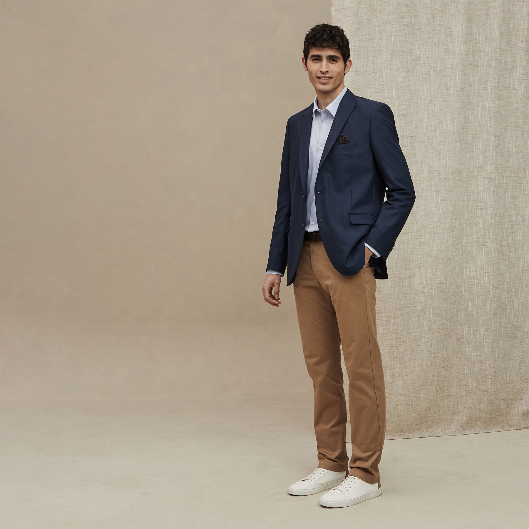 Pantalon beige veste on sale bleu