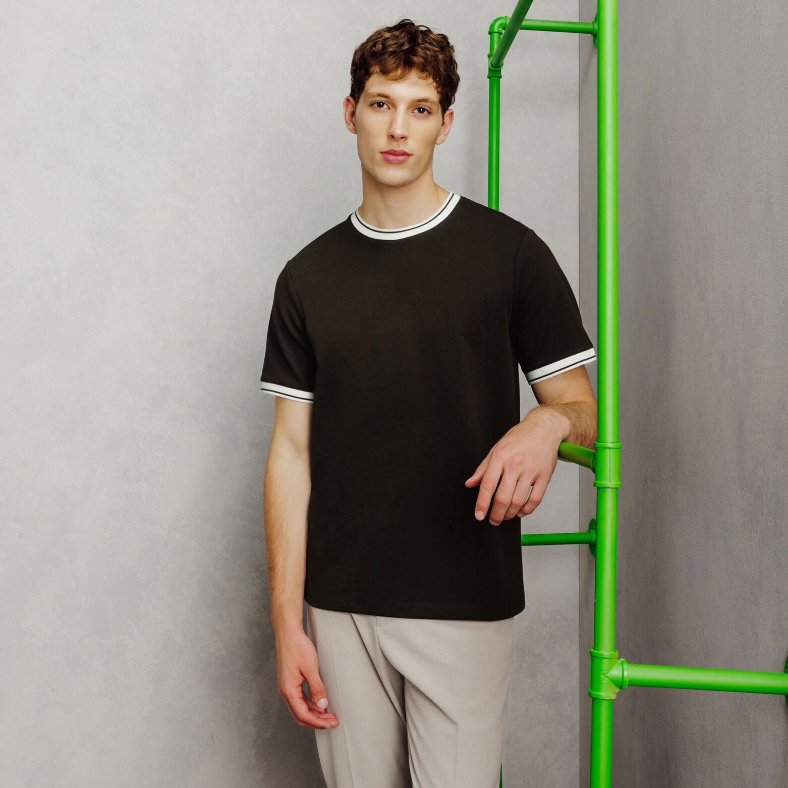 T-shirt met contrasterende hals- en mouwboorden