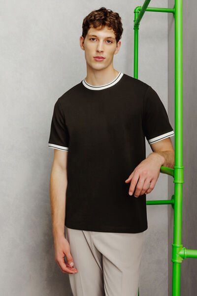 T-shirt met contrasterende hals- en mouwboorden