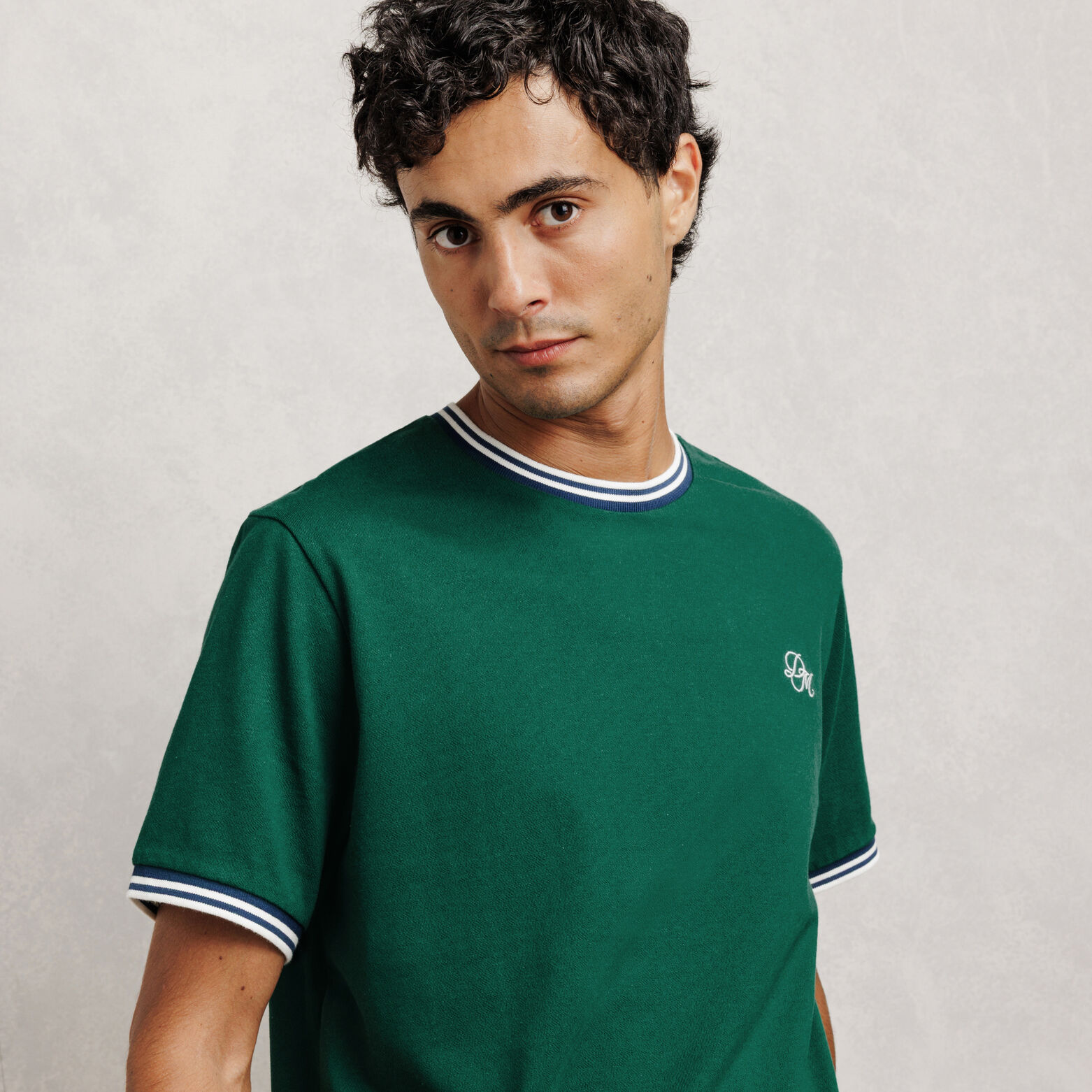 Tee shirt brod&eacute; contrast&eacute;