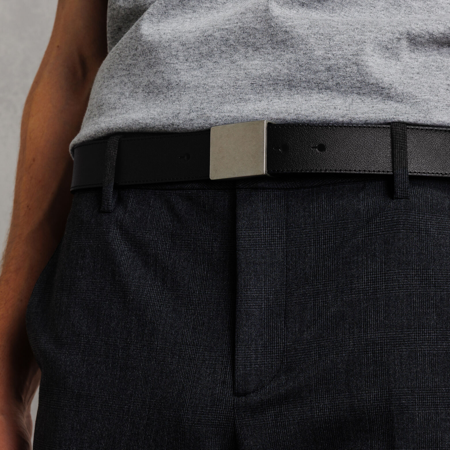 Lederen riem met goudkleurige plaat