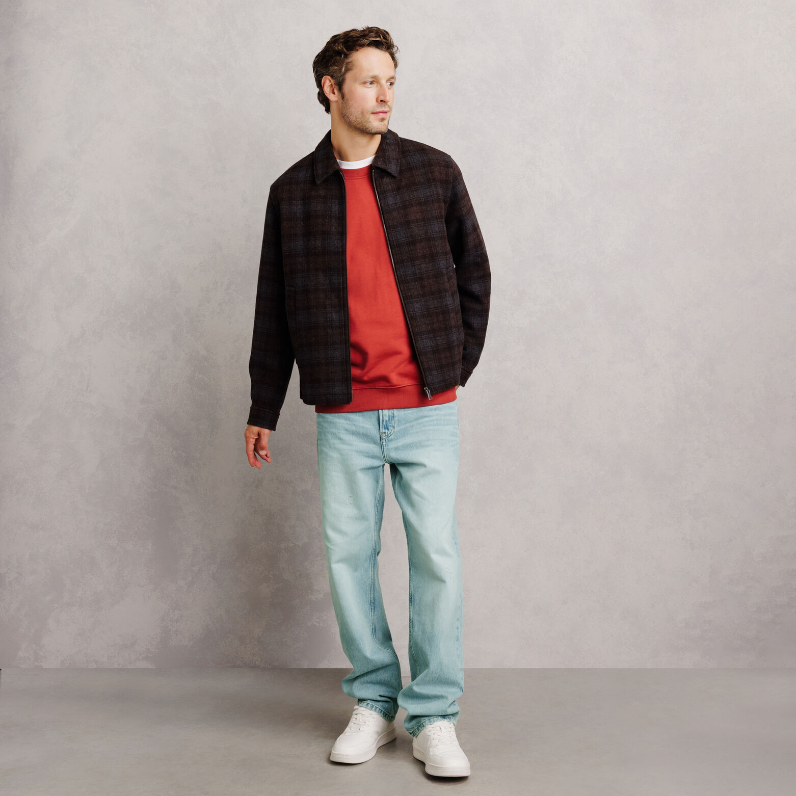Jean loose d&eacute;lav&eacute; avec l&eacute;g&egrave;res abrasion 100% coton