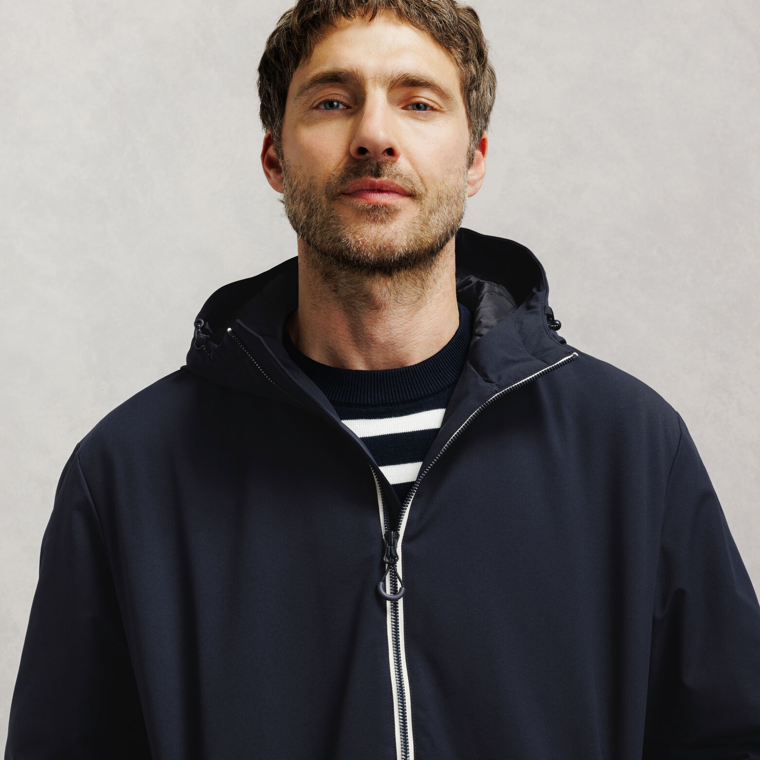 Blouson &agrave; capuche zipp&eacute;