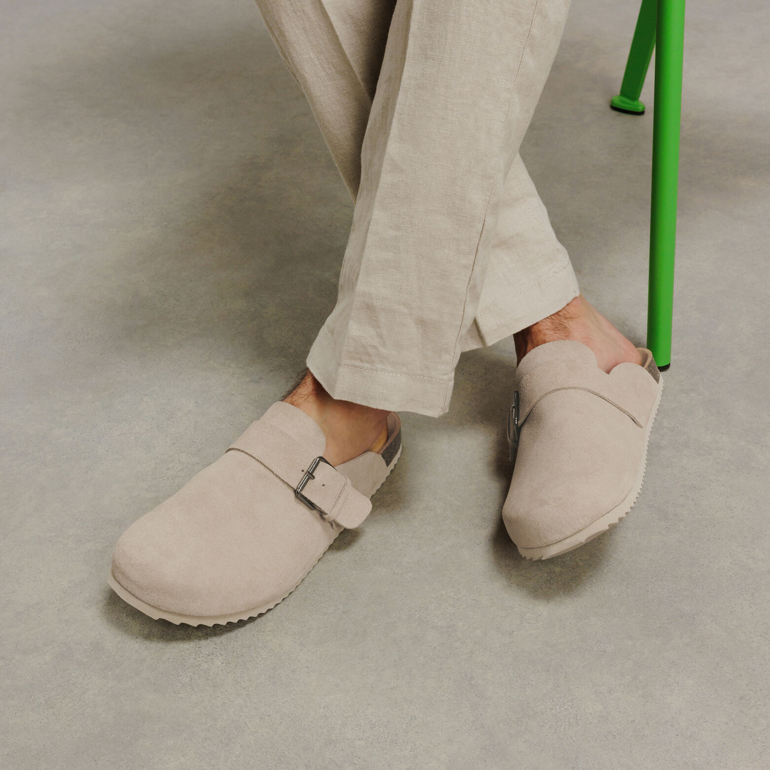 Mules esprit sabot en cuir su&egrave;de